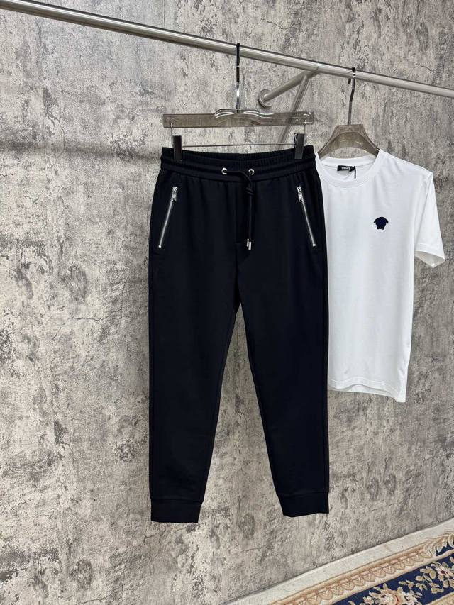 驴家25春夏新品 极简运动打造出清爽的摩登Stay！穿上新颖 时髦面料舒服透气，面料不会起球 裤子的车线都是精细。穿着非常舒适 低调不失奢华 穿出去非常有档次。
