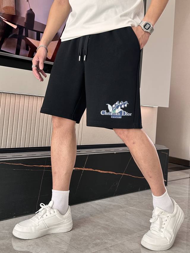 Dior 2025夏季短裤！百搭松紧腰休闲五分裤！松紧腰 两侧插袋 面料采用客供定织高支纯棉料，上身透气，柔软亲肤，手感细腻、 腰部针织松紧腰加抽绳，上身不用担