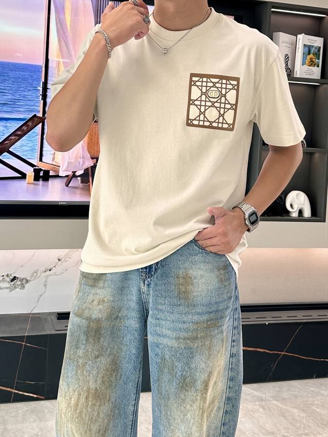 Dior 官网同款 官网同款 官网同款 重磅推荐！2025Ss夏装新品 专柜在售 最新系列图案Logo短袖T恤 必须人手一件的节奏！进口顶极精梳棉面料，极为亲肤