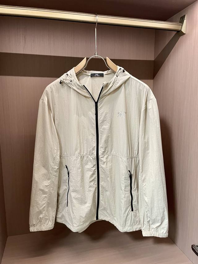 始祖鸟 25Ss新款防晒服 经典款轻薄外套，高端定制风衣，时尚休闲防晒，穿着性极高，百搭款！定制定纺的防晒面料具有良好的弹性和透气性，手感软糯舒适，款式简约而时