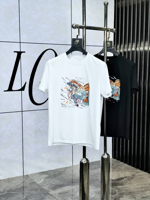 爱马仕。穿220斤。2025春夏新品时尚圆领短袖高级定制百搭款式！更有实用感 任何人都可以轻松驾驭 采用双丝光面料制作，奢华经典品牌Logo设计，1F非常显档次