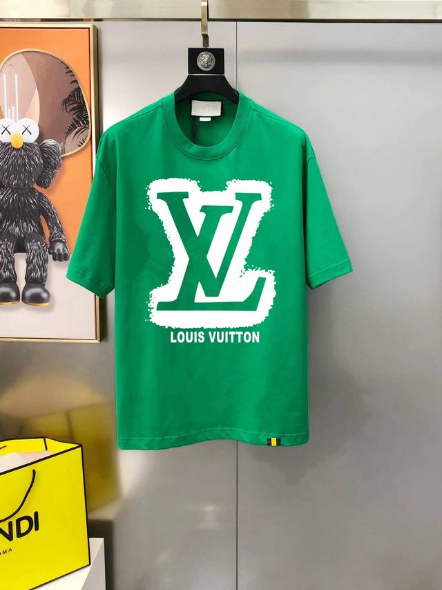 Lv25Ss最新休闲T恤写字楼新品好货，重磅推荐款！！四季可穿的百搭基础款型，采用丝光珠地材质，搭配柔和翻领，衣身工艺秉承一致的精细做工，门襟纽扣均开模定制，细