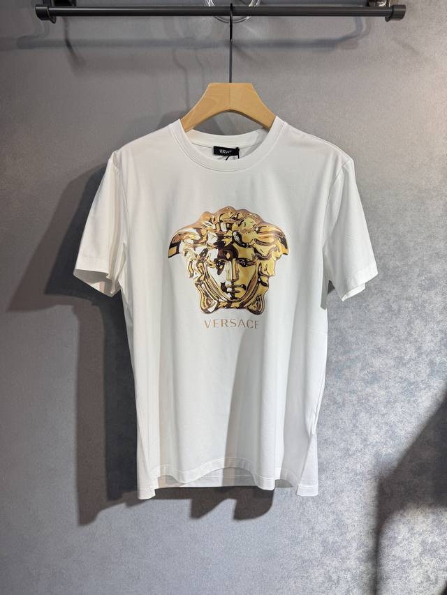 Versace 范思哲 25Ss新款春夏短袖 最高版本客供定制高端丝光棉面料 简单时尚款，配色超级好看！经典Logo的设计 L2简单大方的款式！满满的高级感，四
