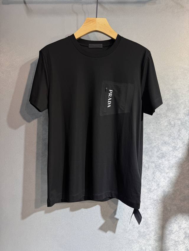 Prada 普拉达 25Ss新款春夏短袖 最高版本客供定制丝光棉面料 简单时尚款，配色超级好看！经典Logo的设计 简单大方的款式！W3满满的高级感，四季可穿。