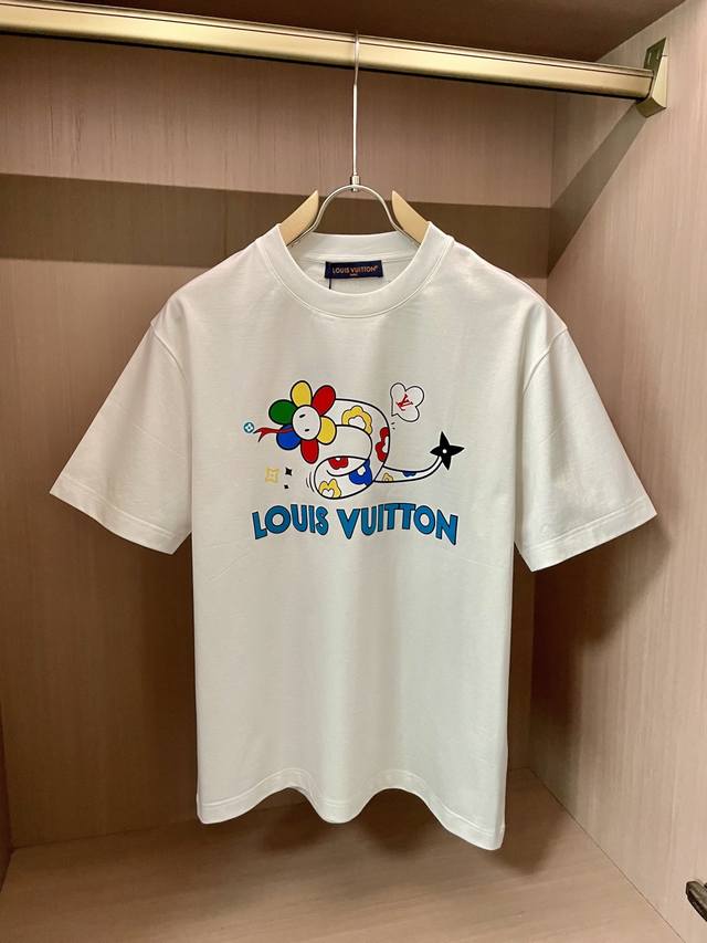 Lv 官网同款 官网同款 官网同款 重磅推荐！2025Ss夏装新品 专柜在售 最新系列图案Logo短袖T恤 必须人手一件的节奏！进口顶极精梳棉面料，极为亲肤舒适