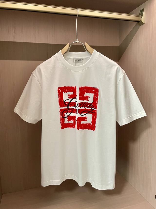 纪梵希 官网同款 官网同款 官网同款 重磅推荐！2025Ss夏装新品 专柜在售 最新系列图案Logo短袖T恤 必须人手一件的节奏！进口顶极精梳棉面料，极为亲肤舒