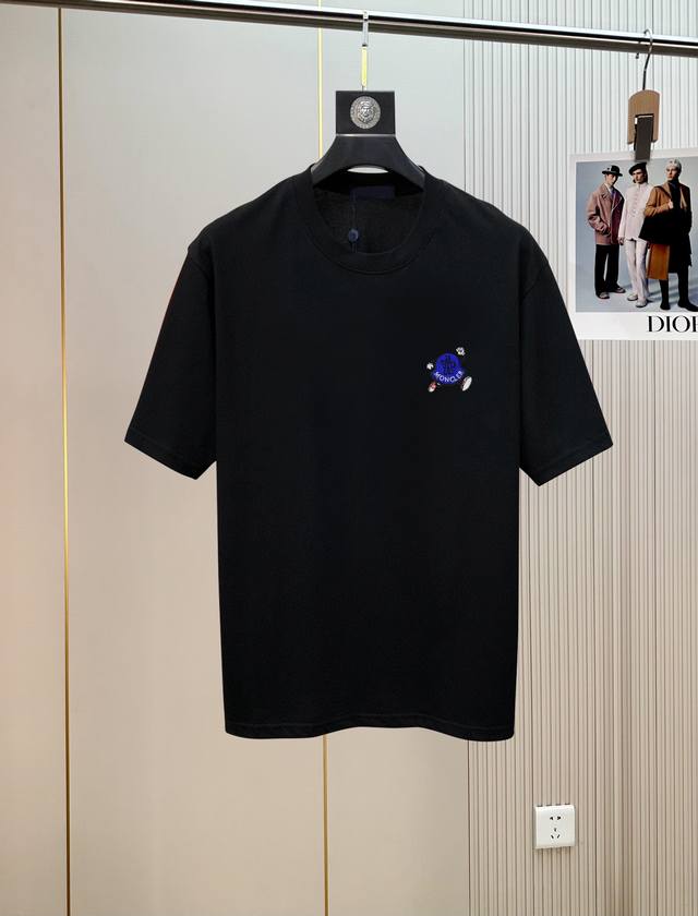蒙口刺绣。2025春夏新品时尚圆领短袖高级定制百搭款式！更有实用感 任何人都可以轻松驾驭 采用95%棉+5%天丝面料制作，手感非常奈斯，不起球，不变形，奢华经典