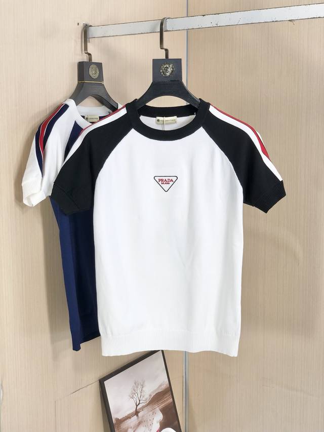 新品 普拉达 2025春夏新款简约百搭字母刺绣顶级进口私货针织Polo短袖，高端重工提花短袖针织衫，专柜款时尚不失奢华 品质毋庸置疑 上身效果超赞，奢华官网同款