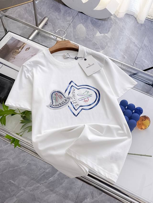 蒙口 夏季新品，人工手绘工艺时尚单品设计，更加时尚舒适，高标准定制，上身非常有型，客供辅料，客供进口高档面料质感非常细腻，细节工艺精湛考究，塑造性极高的一款单品