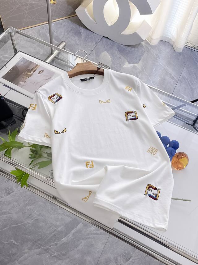 芬迪 夏季新品，刺绣工艺时尚单品设计，更加时尚舒适，高标准定制，上身非常有型，客供辅料，客供进口高档面料质感非常细腻，细节工艺精湛考究，塑造性极高的一款单品，任