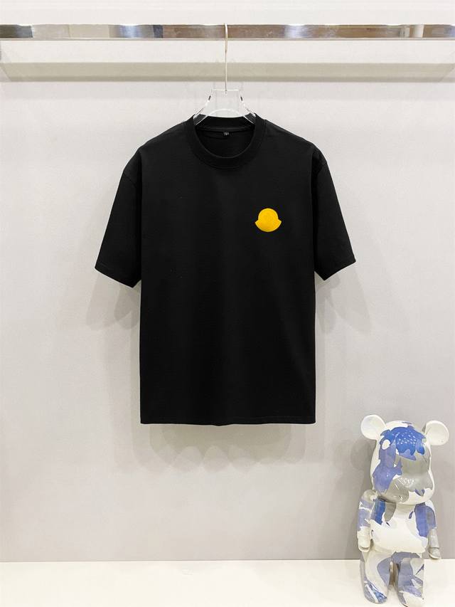 蒙口 2025早春新款首发专柜最新款短袖圆领T恤 高端订制 设计前卫时尚！高端定制高支棉面料.手感柔软.穿着舒适.专柜级别精致车线.做工精细.上身效果无敌帅气！