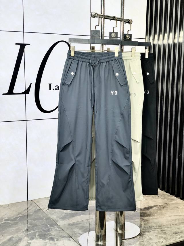 Y3。2025春夏季新款休闲工装裤 时尚休闲 休闲版型 微弹力面料 面料舒适柔软，突破常规牛仔的面料手感，不闷热，舒适感极佳。随意百搭 久洗不变形 上身效果极佳