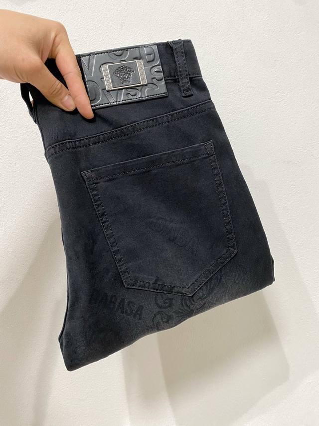 范思哲 牛仔裤 秋冬 爆款来袭！纯色休闲裤，特供面料. 公务员 上班族 广谱人群均可.全套最新款吊牌 延用Milano经典主唛！原汁原味的意大利制造风味！一体化