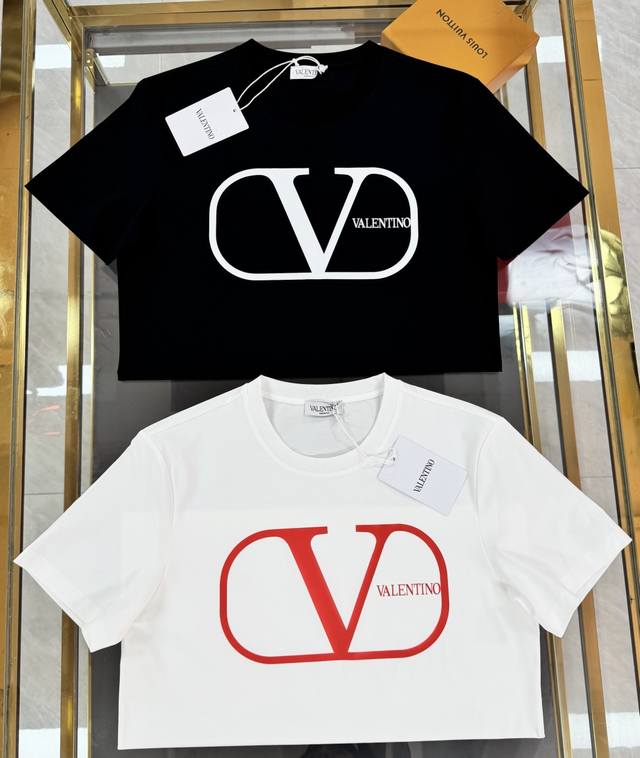 Valentino 华伦天奴 25Ss春夏新品立体印花圆领短袖T恤，胸前缀饰品牌立体字母设计，经典休闲单品更显精致，极简风格设计，不束缚不挑人的款式，简洁又好搭