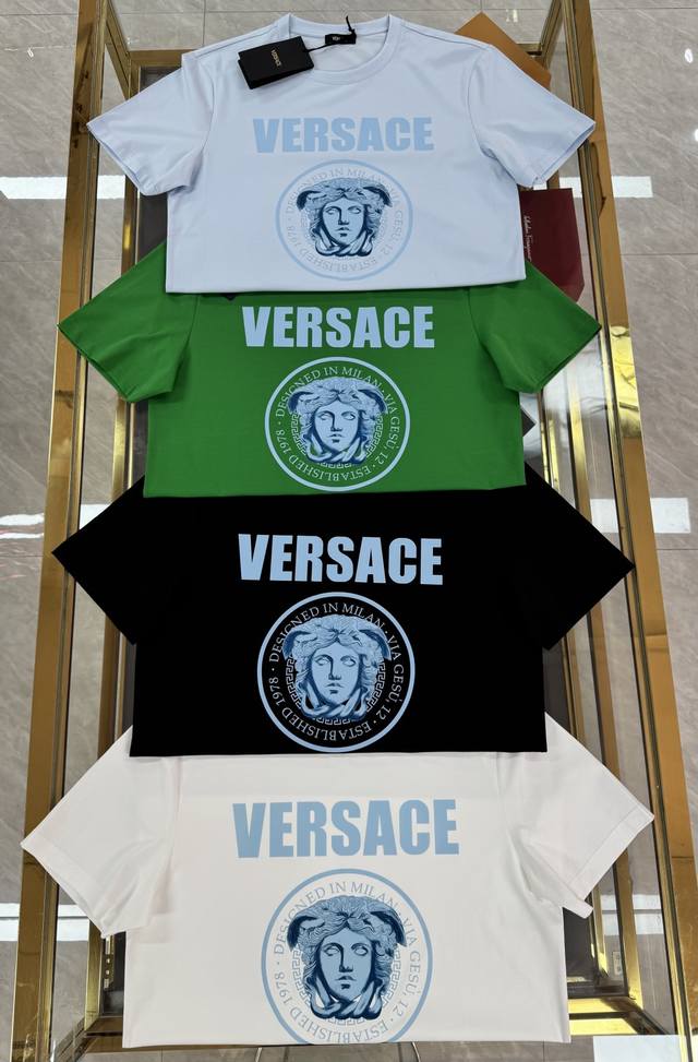 Versace 2025春夏新品Medusa Rock印花短袖T恤；定制180克100支双股丝光长绒棉面料，尽享奢华体验，柔软舒适的手感与夏季完全融合，3D体验