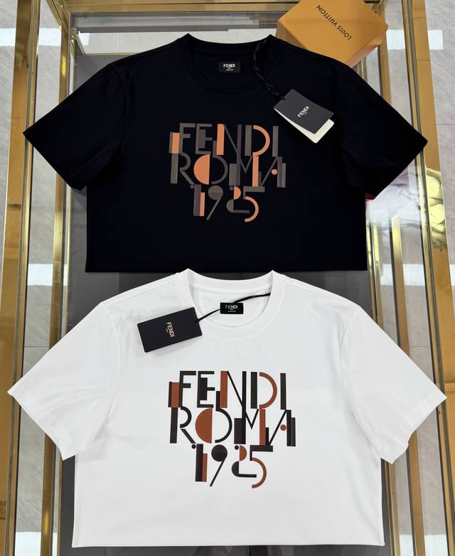 Fendi 2025春夏新品欧洲限定抽象字母印花短袖T恤；定制柜台同步180克100支双股丝光长绒棉面料，胸前设计拼接抽象字母组合印花工艺，一款未在国内上市的新