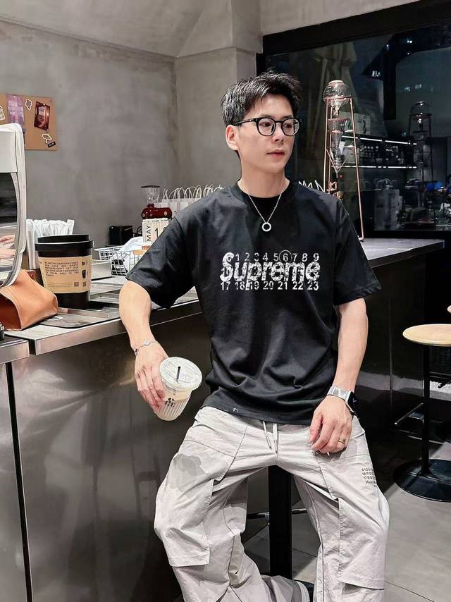 马吉拉 2025早春新款首发专柜最新款短袖圆领T恤 高端订制 设计前卫时尚！高端定制高支棉面料.手感柔软.穿着舒适.专柜级别精致车线.做工精细.上身效果无敌帅气