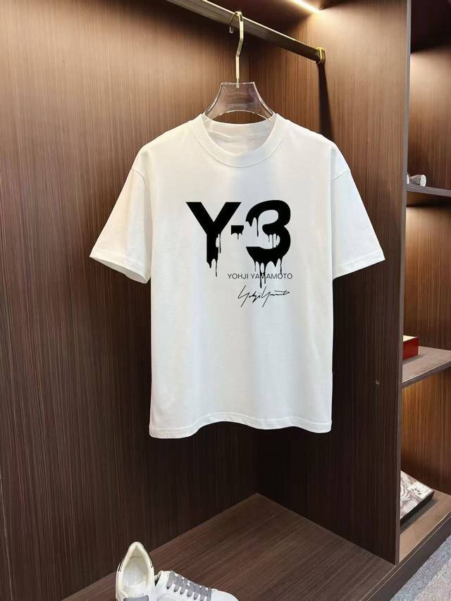 Y3 2025早春新款首发专柜最新款短袖圆领T恤 高端订制 设计前卫时尚！高端定制高支棉面料.手感柔软.穿着舒适.专柜级别精致车线.做工精细.上身效果无敌帅气！