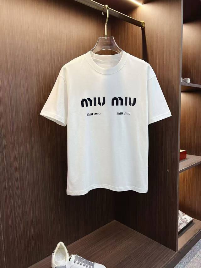 缪缪 2025早春新款首发专柜最新款短袖圆领T恤 高端订制 设计前卫时尚！高端定制高支棉面料.手感柔软.穿着舒适.专柜级别精致车线.做工精细.上身效果无敌帅气！
