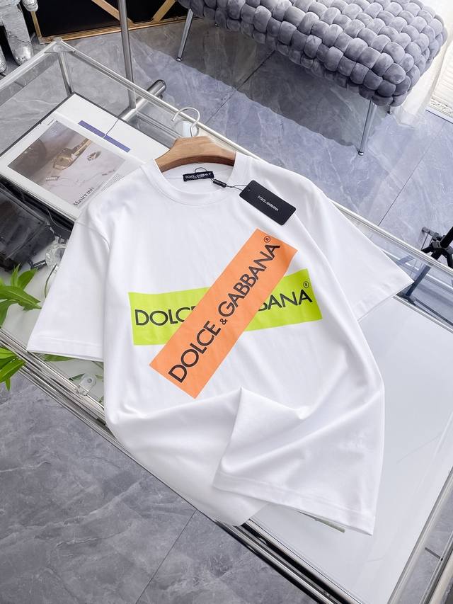 Dg 2025夏季最新款，专柜同步有售，原单狠货，时尚休闲圆领短袖T恤，上身很有特点！吸睛而有亮点，进口原版面料新疆长绒棉，顶级刺绣工艺字母图案装饰Logo，简