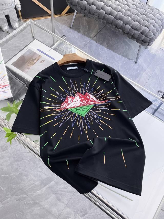 普拉达 2025夏季最新款，专柜同步有售，原单狠货，时尚休闲圆领短袖T恤，上身很有特点！吸睛而有亮点，进口原版面料新疆长绒棉，顶级刺绣工艺字母图案装饰Logo，