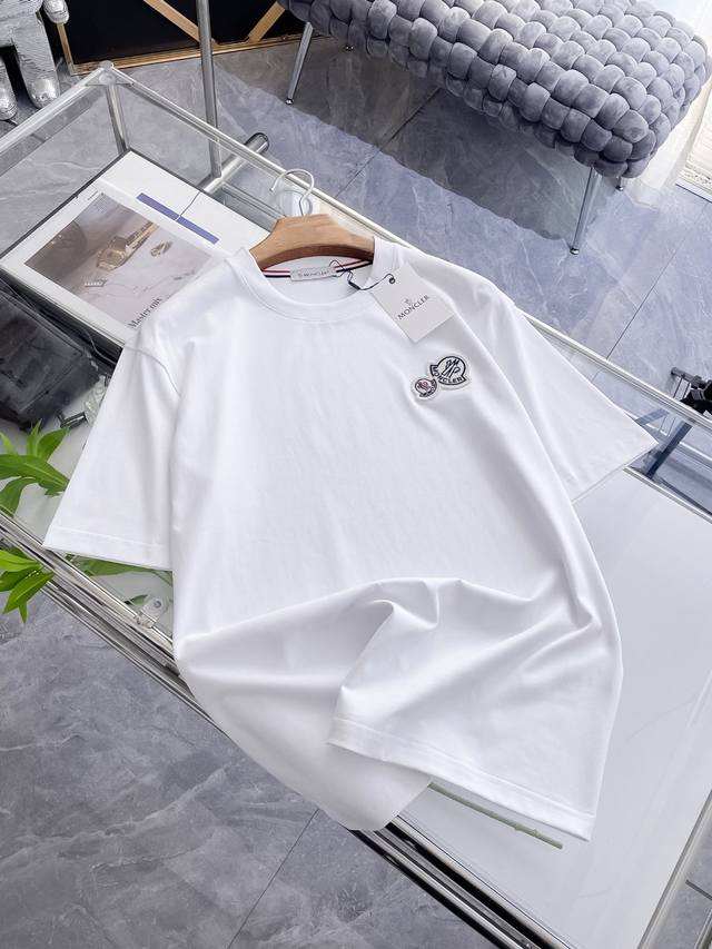 蒙口 2025夏季最新款，专柜同步有售，原单狠货，时尚休闲圆领短袖T恤，上身很有特点！吸睛而有亮点，进口原版面料新疆长绒棉，顶级刺绣工艺字母图案装饰Logo，简
