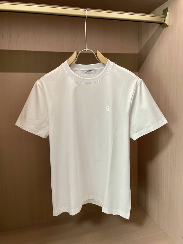 2025春夏经典Logot恤衫 Loewe 100支丝柔棉男人的天花板 独家定织定染，丝柔棉抑菌王炸面料；采用新疆顶级长绒棉，100支高纱支纱线，意大利进口织布