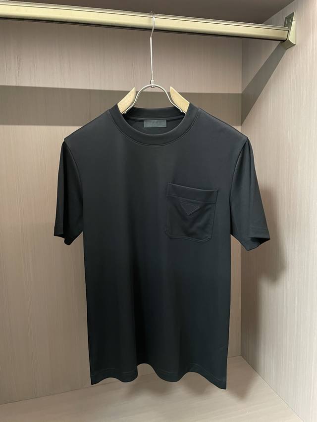 2025春夏经典Logot恤衫 Prad 100支丝柔棉男人的天花板 独家定织定染，丝柔棉抑菌王炸面料；采用新疆顶级长绒棉，100支高纱支纱线，意大利进口织布机