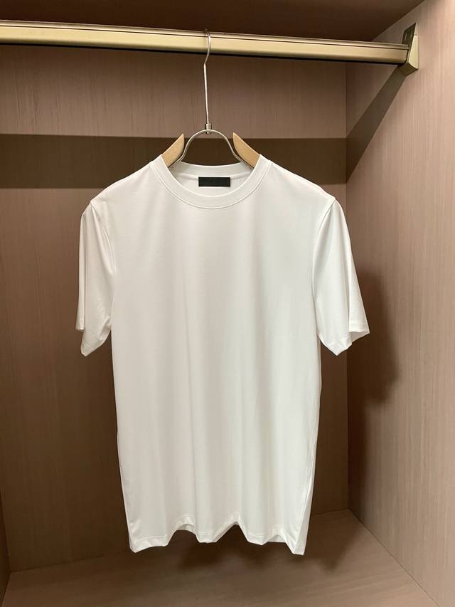 2025春夏经典Logot恤衫 Prada 100支丝柔棉男人的天花板 独家定织定染，丝柔棉抑菌王炸面料；采用新疆顶级长绒棉，100支高纱支纱线，意大利进口织布