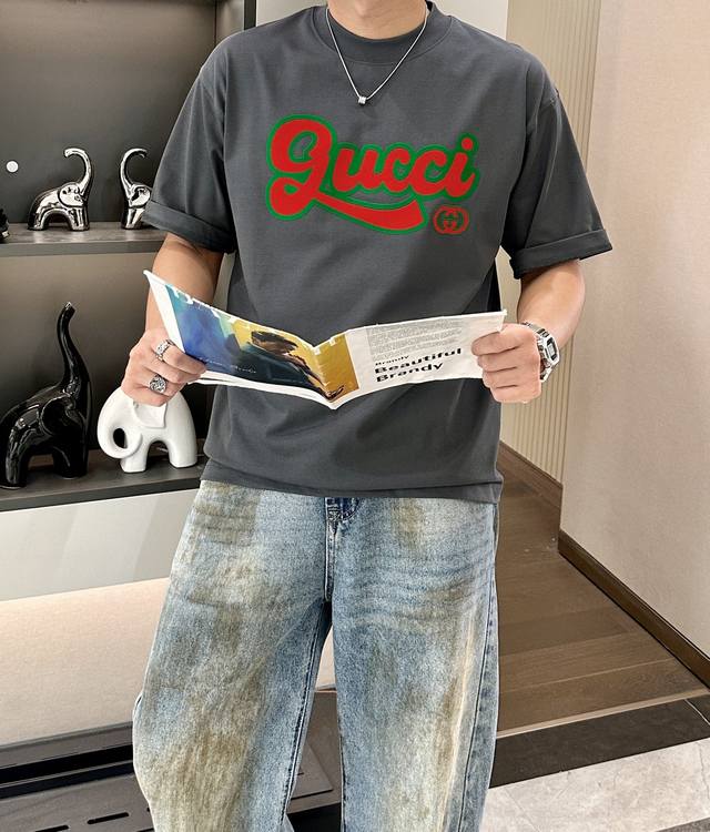 尺码S-Xxxl 偏大两个码 Gucci复古撞色T｜男女通吃的时髦杀器 这件深灰Gucci T把复古撞色玩出王炸感 红配绿Logo像从复古海报里抠出来的，字母带