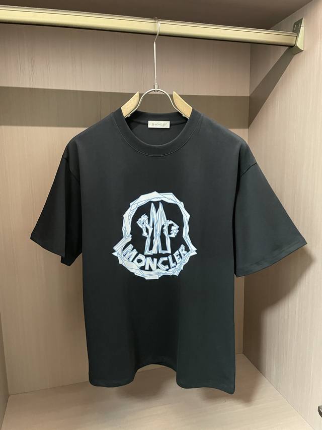 蒙口 2025春夏新品，优选特定原版开发双股精棉平纹面料，上身挺阔舒适度佳，外穿内搭随意搭配，男女同款夏日必备 尺码S-Xxl