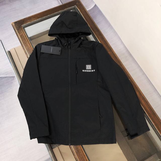 Givenchy 纪梵希 2025最新款连帽风衣夹克，独家首发薄款外套！胸前经典Logo高端时尚，做工精良用料考究，专柜高科技创新面料，手感爽滑柔软，上身轻盈舒