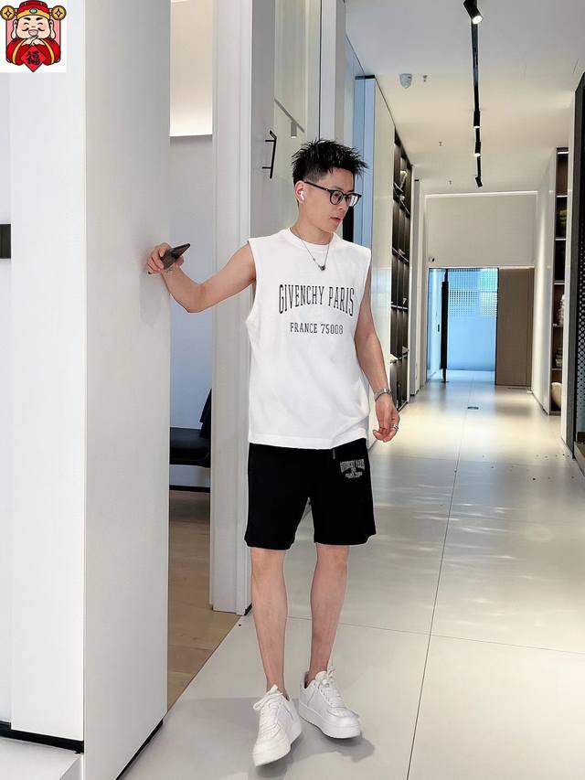 直 品牌 Givenchy纪梵希 2025春夏季新品背心套装，经典简约款式 任何人都可以轻松驾驶 进口定制丝光棉面料 手软舒适有型 吸汗透气 ，胸前经典品牌字母