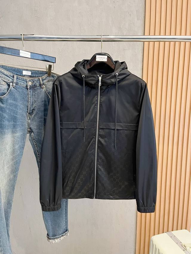 古驰 秋冬新款夹克外套，秀场新品品相非常完美，记忆面料舒适保暖，色泽饱满诱人，非常出彩的设计，轻松将时髦感进阶，做工极为考究严谨，走线工整细致！大牌设计师巨作！