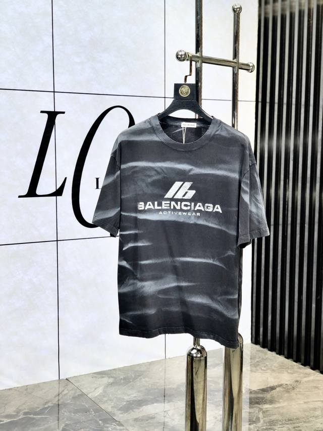 巴黎世家。宽松版。顶级货品2025春夏新款首发专柜最新款短袖圆领T恤 高端订制 设计前卫时尚！品牌Logo重工艺设计 高端定制原版欧棉面料.手感柔软.穿着舒适.