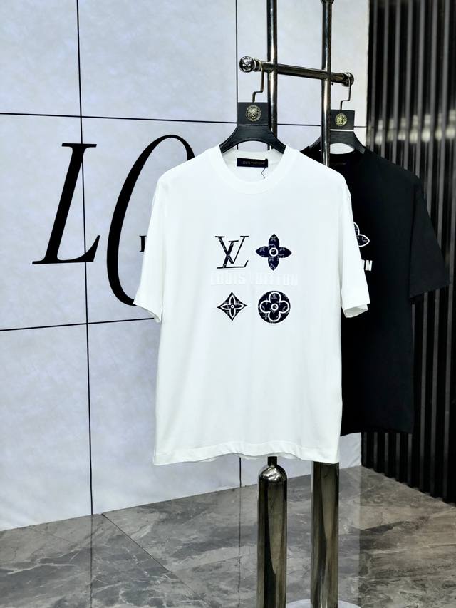 Lv。宽松版。顶级货品2025春夏新款首发专柜最新款短袖圆领T恤 高端订制 设计前卫时尚！品牌Logo重工艺设计 高端定制原版欧棉面料.手感柔软.穿着舒适.1F