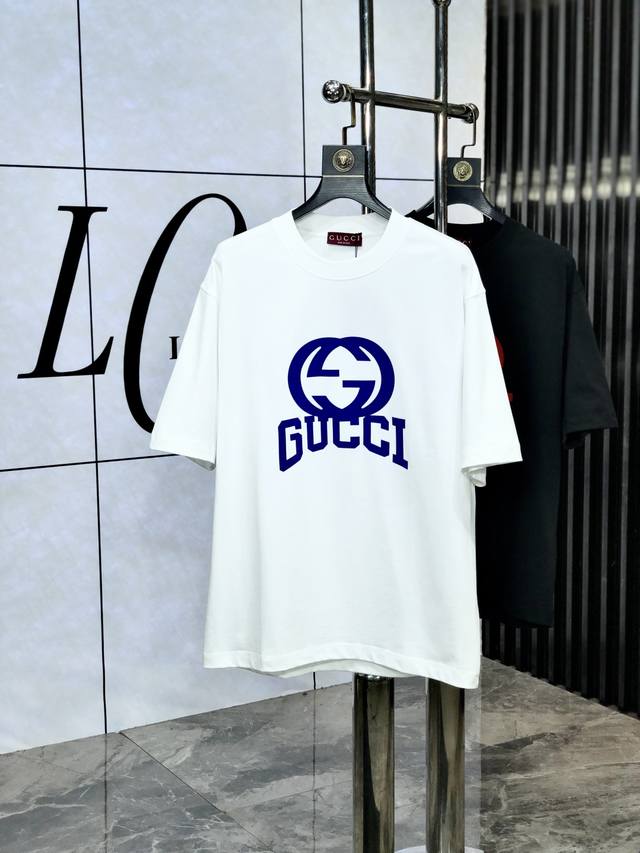 Gucci。宽松版。顶级货品2025春夏新款首发专柜最新款短袖圆领T恤 高端订制 设计前卫时尚！品牌Logo重工艺设计 高端定制原版欧棉面料.手感柔软.穿着舒适