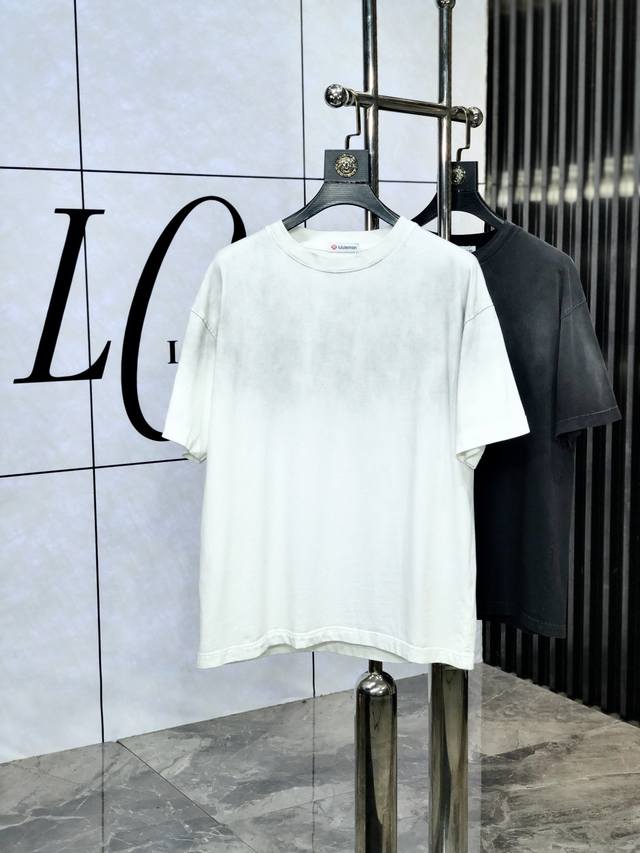 Lulu。宽松版。顶级货品2025春夏新款首发专柜最新款短袖圆领T恤 高端订制 设计前卫时尚！品牌Logo重工艺设计 高端定制原版欧棉面料.手感柔软.穿着舒适.