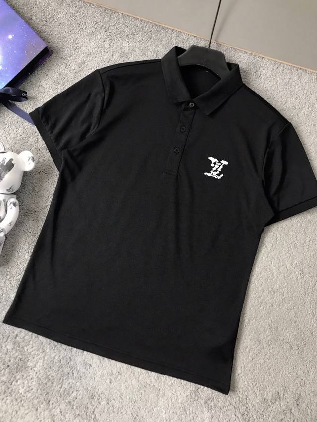 Lv 官网夏款男士短袖翻领Polo衫 高端T恤 官网同步 定制进口丝光珠地棉面料 穿着舒适、丝滑透气 超重工 胸前Logo图案设计 百搭商务休闲款 让您时尚休闲
