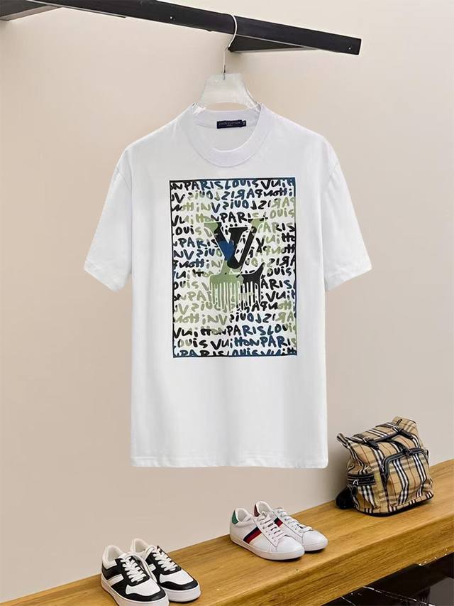 Lv 路易威登、25Ss高版本胸贴印花Logo圆领短袖T恤。面料采用定制280G支双股精棉平纹高密无尘全棉布料，Os版型宽松慵懒百搭，轻奢大气，众多明星博主试穿