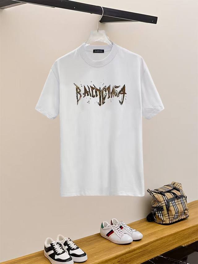 Balenciaga 巴黎世家、25Ss高版本胸贴印花Logo圆领短袖T恤。面料采用定制280G支双股精棉平纹高密无尘全棉布料，Os版型宽松慵懒百搭，轻奢大气，