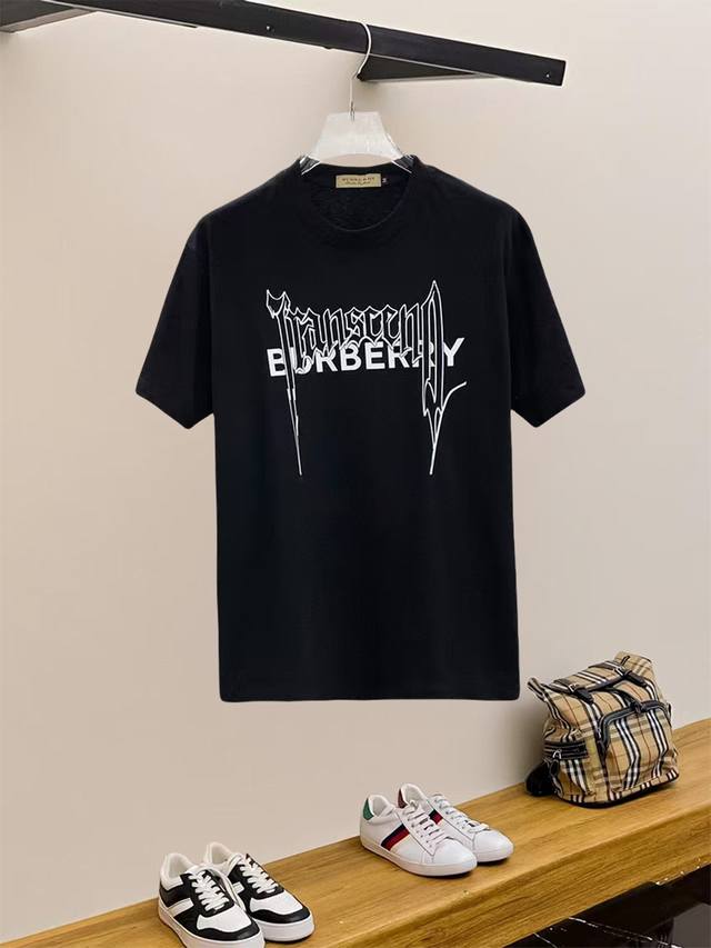 Burberry 巴宝莉、25Ss高版本胸贴印花Logo圆领短袖T恤。面料采用定制280G支双股精棉平纹高密无尘全棉布料，Os版型宽松慵懒百搭，轻奢大气，众多明