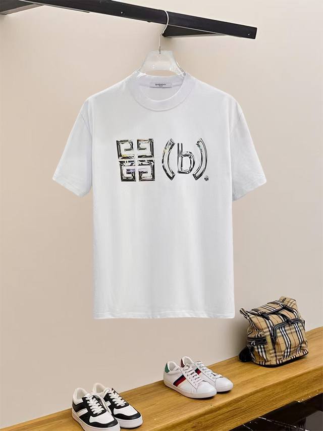 Givenchy 纪梵希、25Ss高版本胸贴印花Logo圆领短袖T恤。面料采用定制280G支双股精棉平纹高密无尘全棉布料，Os版型宽松慵懒百搭，轻奢大气，众多明
