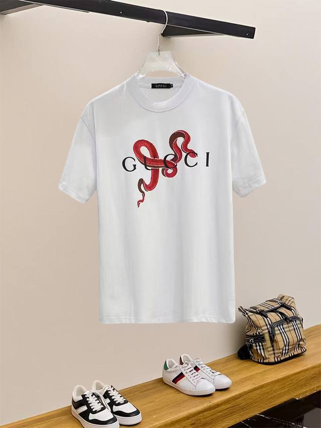 Gucci 古奇、25Ss高版本胸贴印花Logo圆领短袖T恤。面料采用定制280G支双股精棉平纹高密无尘全棉布料，Os版型宽松慵懒百搭，轻奢大气，众多明星博主试