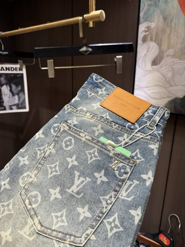 Lv25S春夏男士休闲牛仔裤.......棉质牛仔面料打造 质地柔软又不失筋骨，手感干爽有韧性 经典的标志性品牌徽标，灵魂般的点缀 各项指标皆为上品，自然带来极
