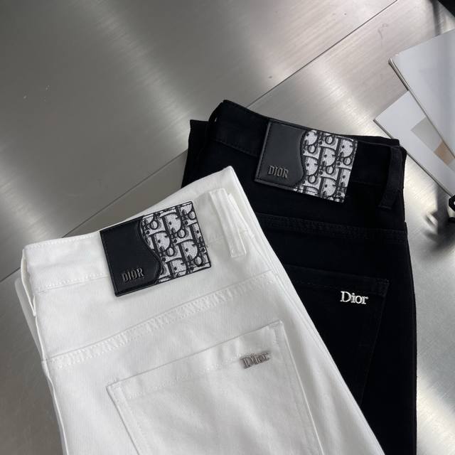 Dio 25Ss新款休闲牛仔裤，高端版本 定制面料 透气舒适度高，细节无可挑剔，品牌元素设计理念，体现高品质。Logo图案，手感细腻柔软！呈现休闲裁剪，上身版型