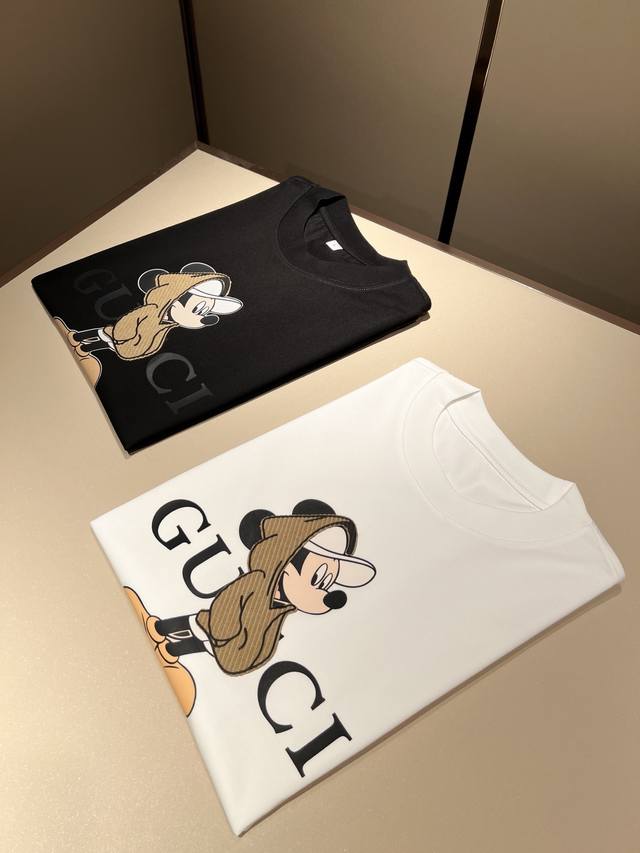顶级版本 区别通货 25Ss Gucci 夏季新款 重磅推出双纱纯棉面料短袖 春夏走秀款 个性独家款式 男女同款 采用进口定制定染面料 后领锁链底全包肩 过水不