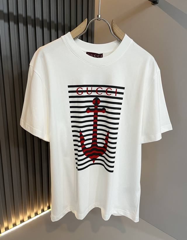 顶级版本 区别通货 25Ss Gucci 夏季新款 重磅推出双纱纯棉面料短袖 春夏走秀款 个性独家款式 男女同款 采用进口定制定染面料 后领锁链底全包肩 过水不
