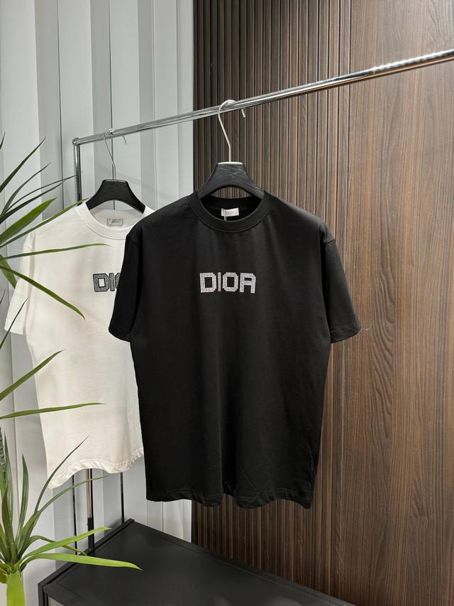 Dior 2025Ss春夏新款短袖 全棉平纹面料打造 再洗水定型 磨破工艺 前胸Logo烫钻工艺 高品质 手感柔软 定制面料 做工精细 男女同款 黑色 白色 S