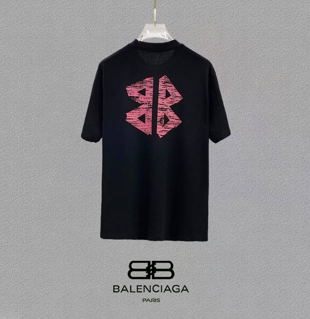 Balenciaga 巴黎世家、25Ss高版本胸贴印花Logo圆领短袖T恤。面料采用定制280G支双股精棉平纹高密无尘全棉布料，Os版型宽松慵懒百搭，轻奢大气，